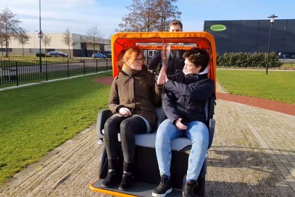 video chat riksja fiets met tussenscherm samen fietsen