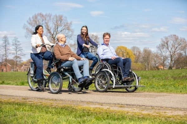 Wie man mit den Van Raam Rollstuhlfahrradern Opair und VeloPlus radelt