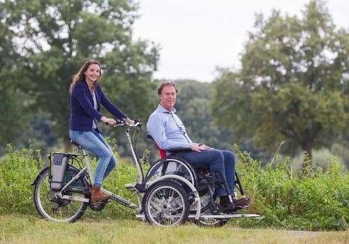 de rolwagenfiets voor rolstoel van van raam