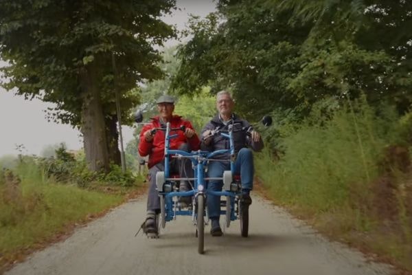 Fietsmaatjes cycling on a duo bike thanks to Postcode Loterij Buurtfonds