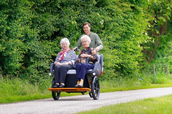 Machen Sie eine Probefahrt mit dem Chat Rikscha Fahrrad