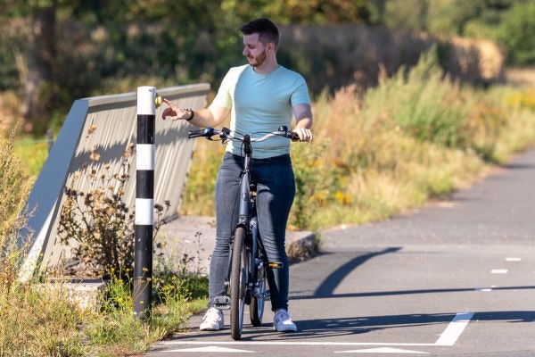 Bandscheibenvorfall und Radfahren Mit beiden Fussen auf dem Boden mit dem Balance