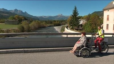 VeloPlus, un velo a assistance electrique adapte aux fauteuils roulants France-3