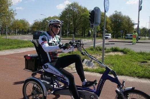 Diederik Wierenga fahrt fur Hersenletsel on Tour auf dem Dreirad