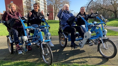 Van Raam stelt fietsmaatjes aan feyenoord business club voor fun2go duofiets