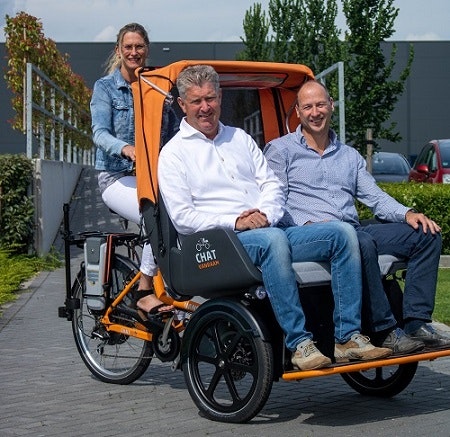 Directeur Ronald Ruesink Van Raam stelt fietsmaatjes aan feyenoord business club voor