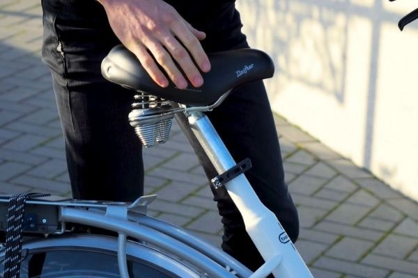 Van Raam Richtige Haltung auf dem Balance Tiefeinsteiger Fahrrad Hohe des Sattels einstelle