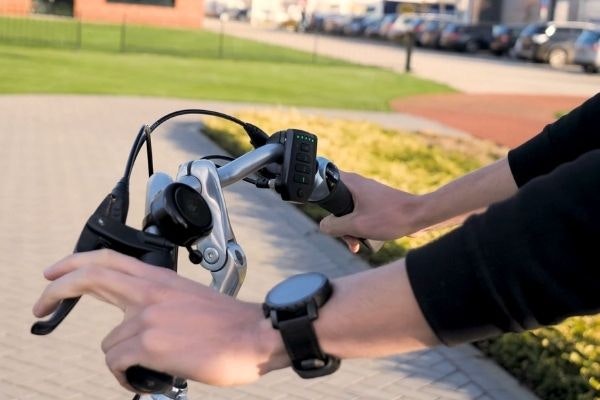 Van Raam Richtige Haltung auf dem Balance Tiefeinsteiger Fahrrad Neigung des Lenkers einstellen Van Raam Richtige Haltung auf dem Balance Tiefeinsteiger Fahrrad Neigung des Lenkers einstellen