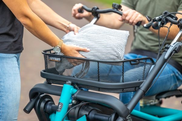 Entdeck das erneuerte Fun2Go Parallel Tandem von Van Raam Korb an der Vorderseite