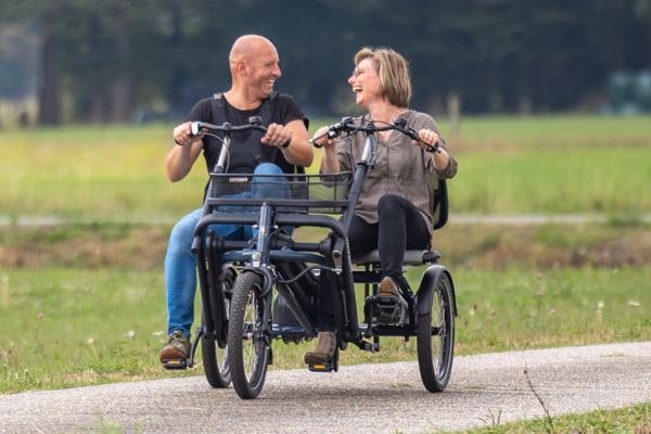 Entdeck das erneuerte Fun2Go Parallel Tandem von Van Raam zusammen Rad fahren