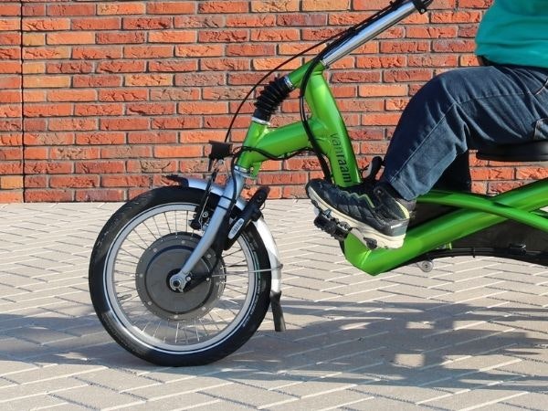 Elektromotor en trapondersteuning bij kleine driewielfiets voor volwassenen