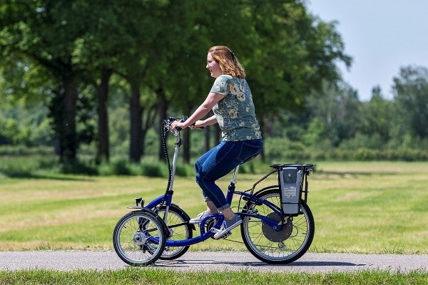 Viktoria: tricycle with two wheels in front and one rear wheel for young adults.