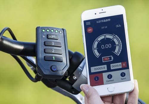 elektrische trapondersteuning en app op van raam driewielfiets easy rider