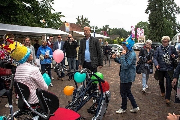 Overhandiging duofiets Vilsteren