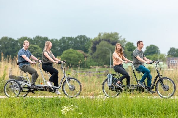 Tandems samen fietsen op een fiets Van Raam