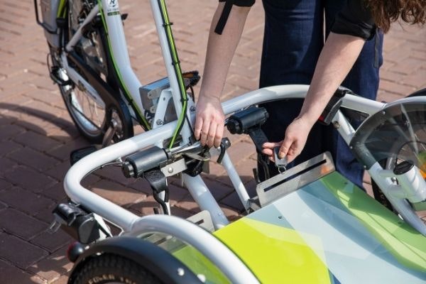 liersysteem op van raam rolstoeltransportfiets veloplus