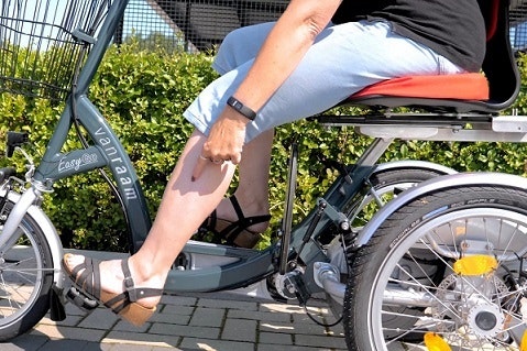 let op de positie van je benen bij het afstellen van de easy go scootmobielfiets zitting