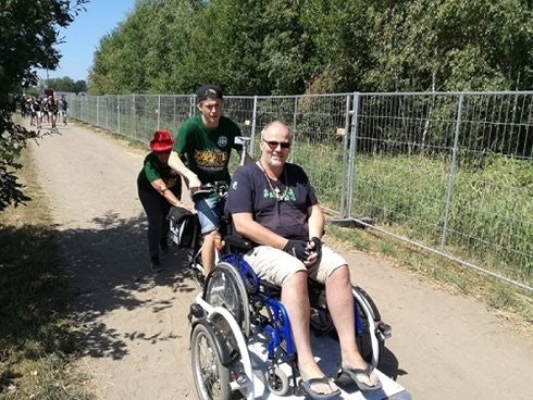 fahrradtaxi fuer rollstuhlfahrer auf zwarte cross