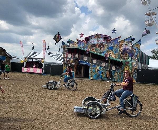 veloplus rolstoelfiets van raam op zwarte cross festival