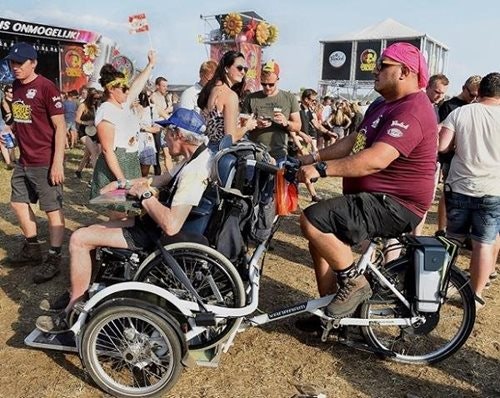 veloplus van raam rolstoelfiets op zwarte cross festival