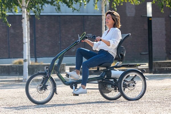 Un tricycle confortable avec siège et position assise plus basse