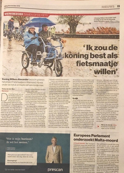 Koning op duofiets Fietsmaatjes in de krant de Gelderlander