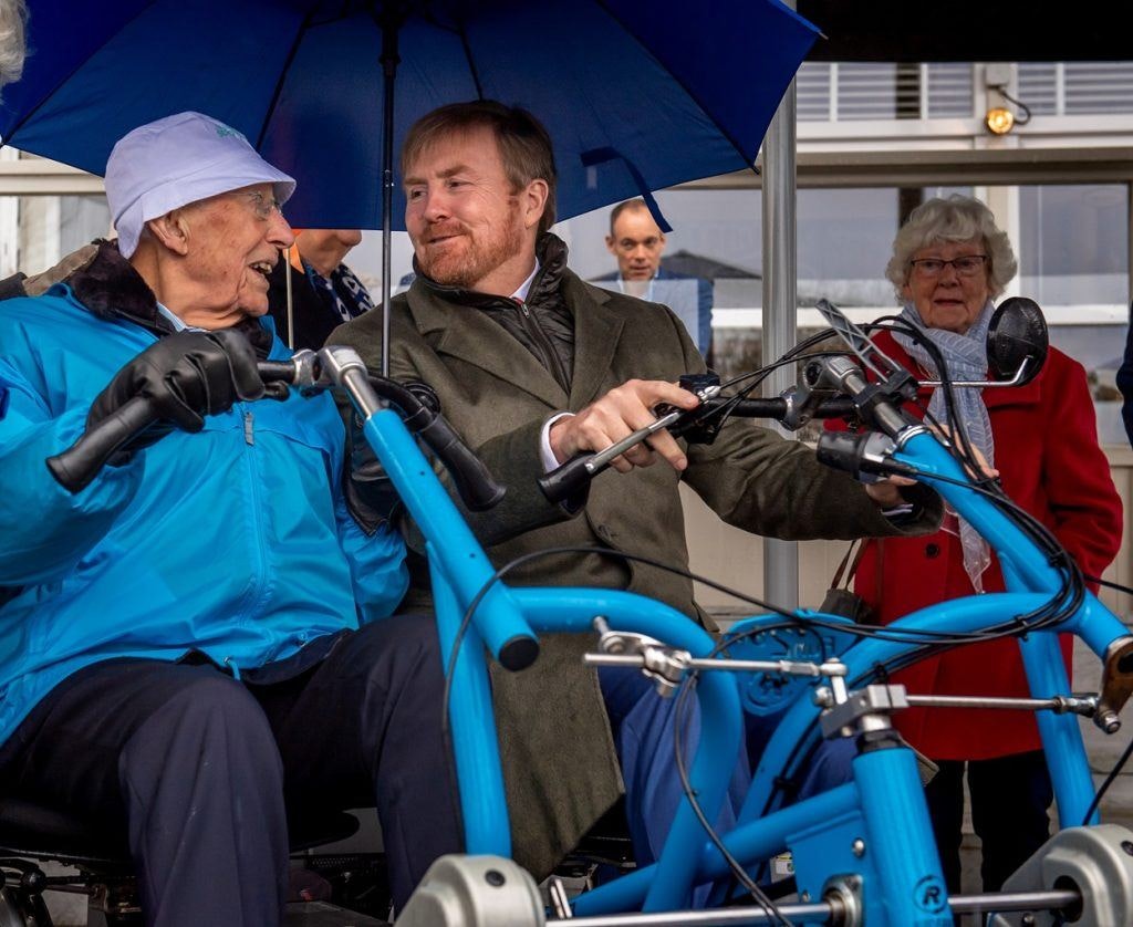 Le roi comme partenaire sur un vélo double Fun2Go de Van Raam