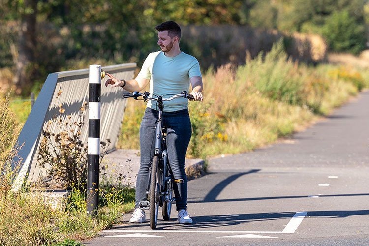 Van Raam Balance fiets met voeten aan de grond test