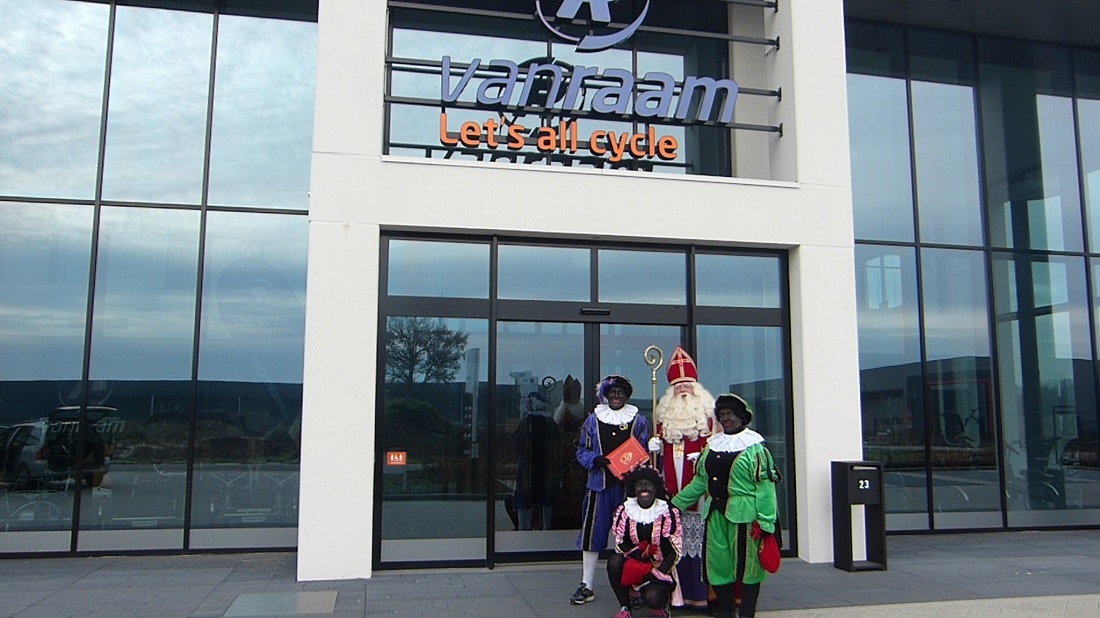 sinterklaas brengt bezoek bij van raam fietsfabriek sinterklaas brengt bezoek bij van raam fietsfabriek