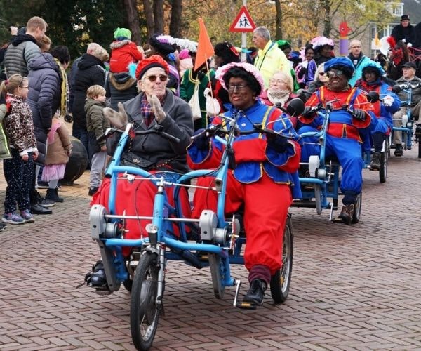 intocht sinterklaas in leiden fietsmaatjes leiden leiderdorp van raam duofiets fun2go