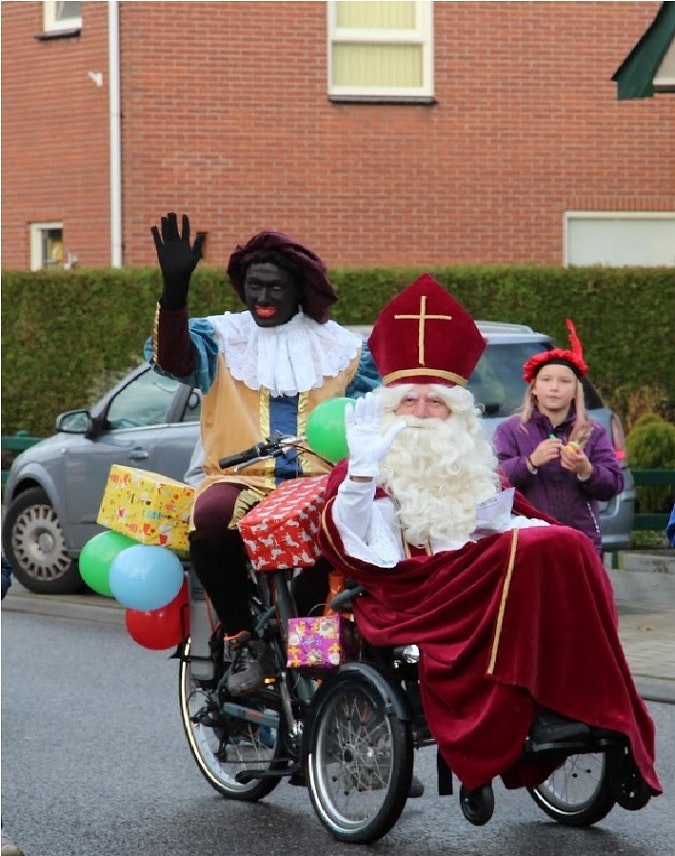 De intocht van de Sint in een Van Raam OPair rolstoelfiets