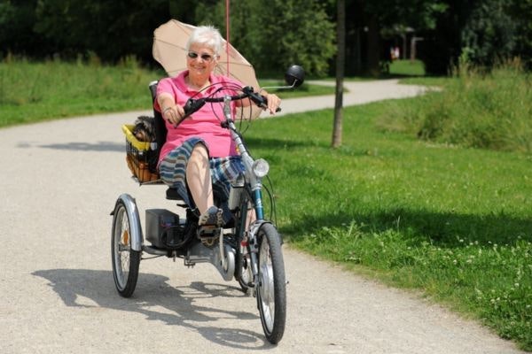 Gunda Krauss op Easy Rider driewielfiets met rugsteun