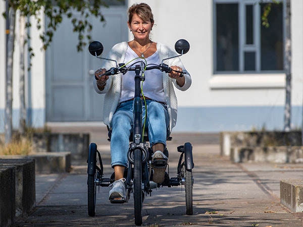 la derniere version du tricycle easy rider de van raam avec retroviseurs