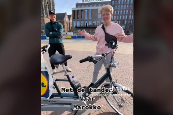 vrienden op van raam twinny tandem naar marokko