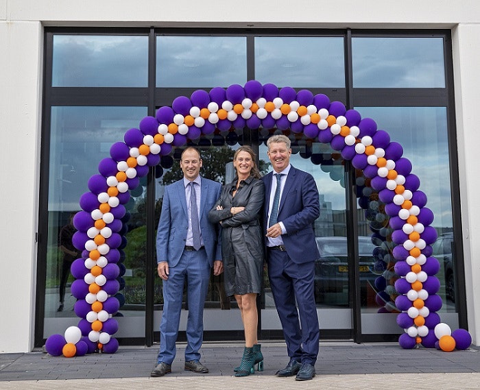 directie feestelijke opening van raam nieuwe fabriek