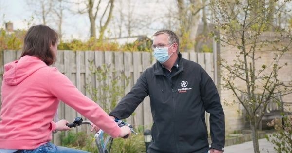 Van Raam Technischer Berater Außendienst - Kunden mit dem fahrrad fahren helpen