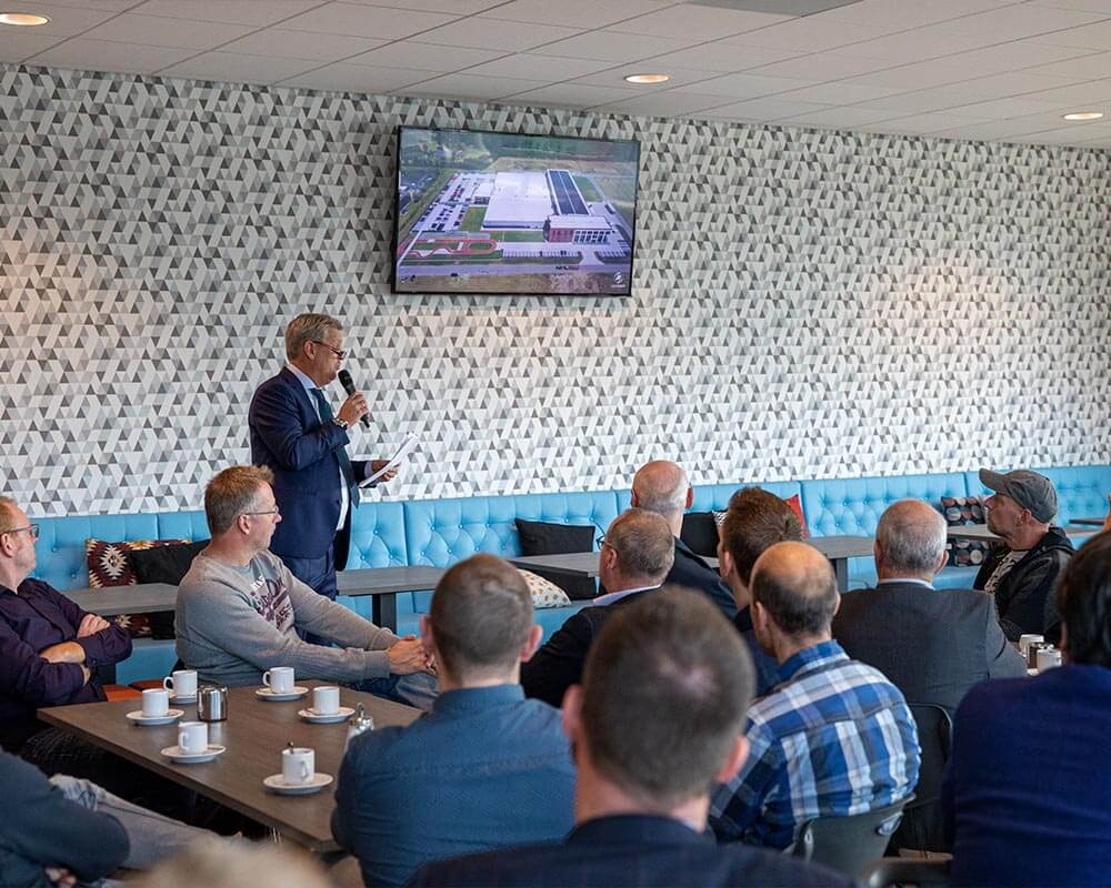 ronald toespraak feestelijke opening van raam nieuwe fietsfabriek