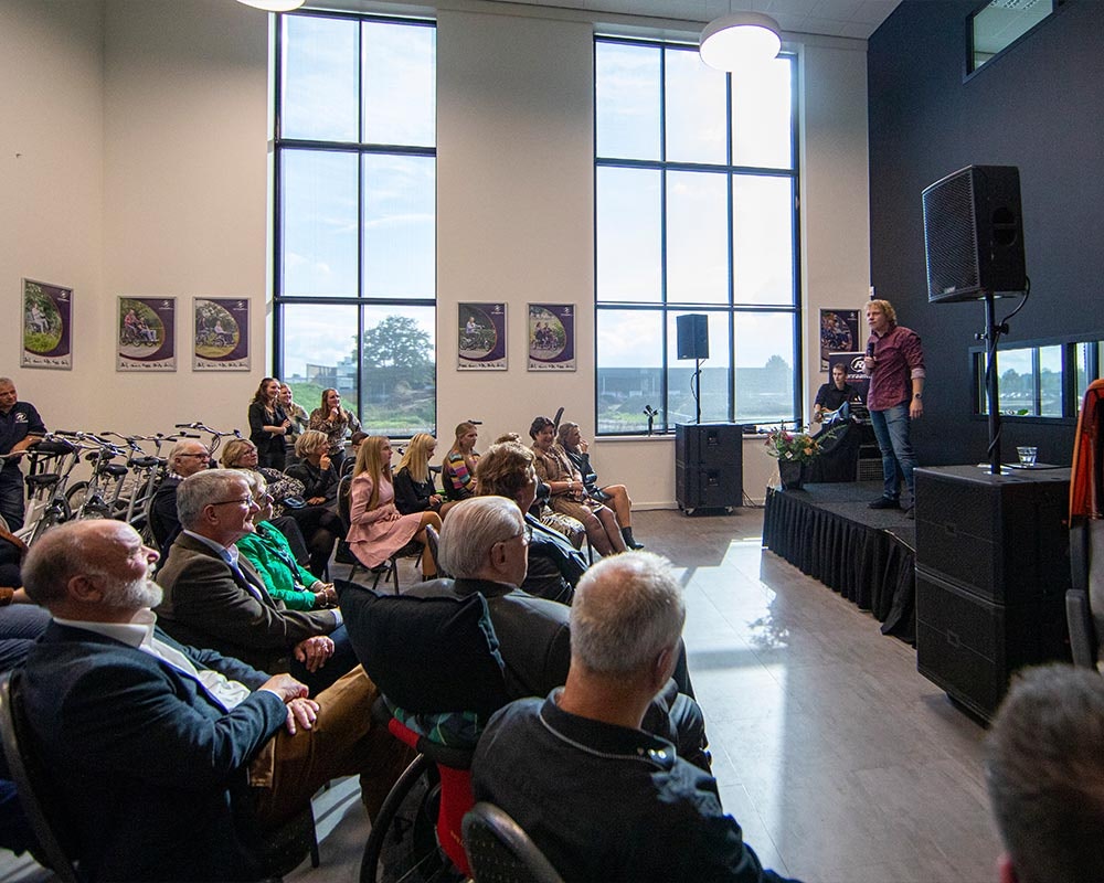 thijs kemperink feestelijke opening van raam nieuwe fietsfabriek