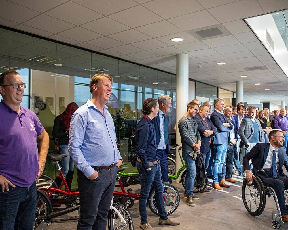 genodigden en medewerkers bij feestelijke opening nieuwe fietsfabriek van raam