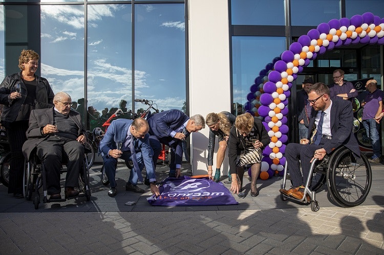 cadeau medewerkers feestelijke opening van raam nieuwe fietsfabriek