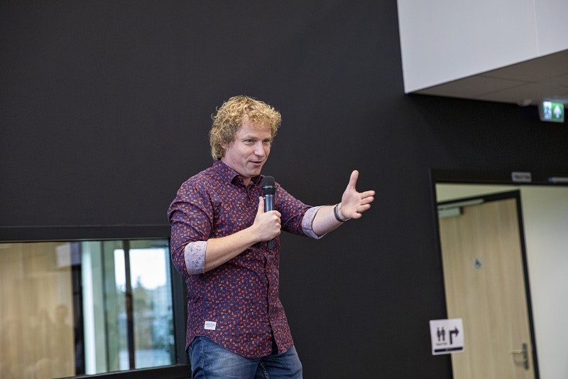 cabaretier thijs kemperink op feestelijke opening van raam nieuwe fietsfabriek