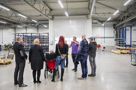 fuehrung durch feierliche eroeffnung neuen fahrradfabrik van raam