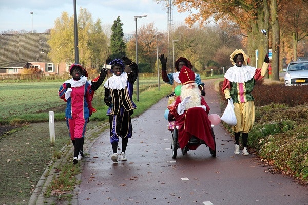 sinterklaas en zwarte piets met rolstoelfiets naar westendorp