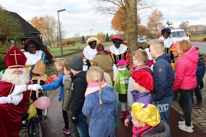 sinterklaas op rolstoelfiets bij intocht