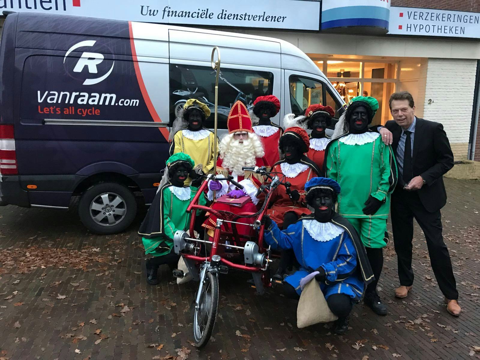 sint en pieten op duofiets van raam