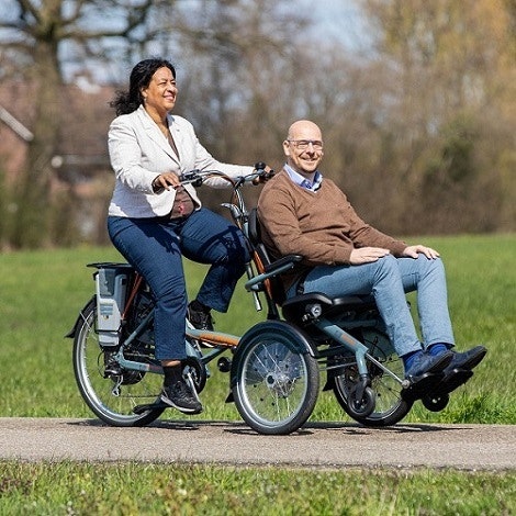 rolstoelfiets opair van raam