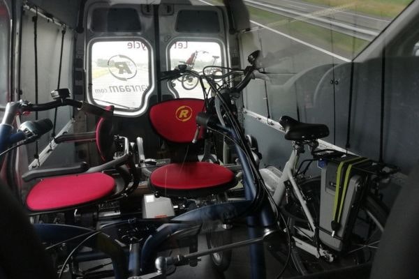 Duofiets fun2go staat achterin de bus