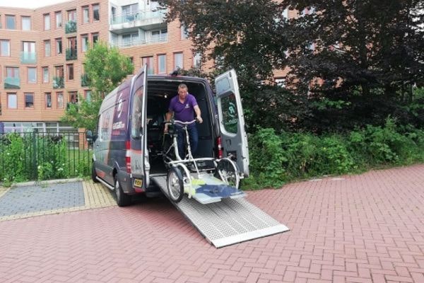 Fietsen uitladen bij een toekomstig fietsgebruiker