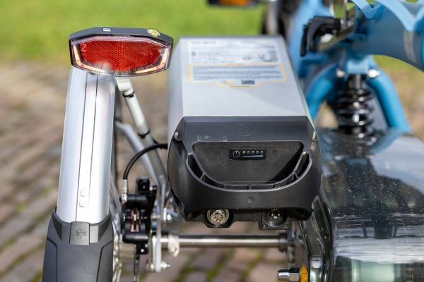 moet een elektrische fiets altijd aan de lader van raam accu