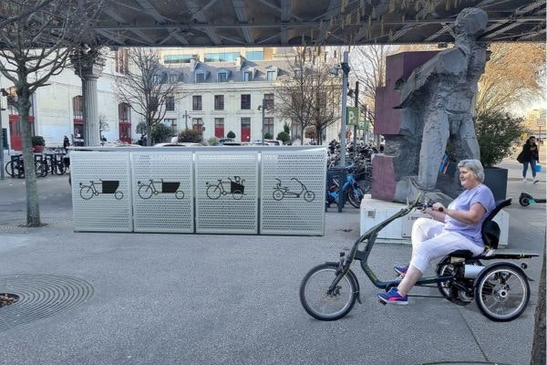 Experiment mit angepassten Gemeinschaftsfahrrädern in Paris Van Raam Chat und Easy Rider